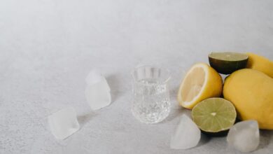 Limon Suyu Zayıflatır mı? Gerçek Etkisi ve Kullanım Rehberi Limon Suyu Zayıflatır mı? Gerçek Etkisi ve Kullanım Rehberi