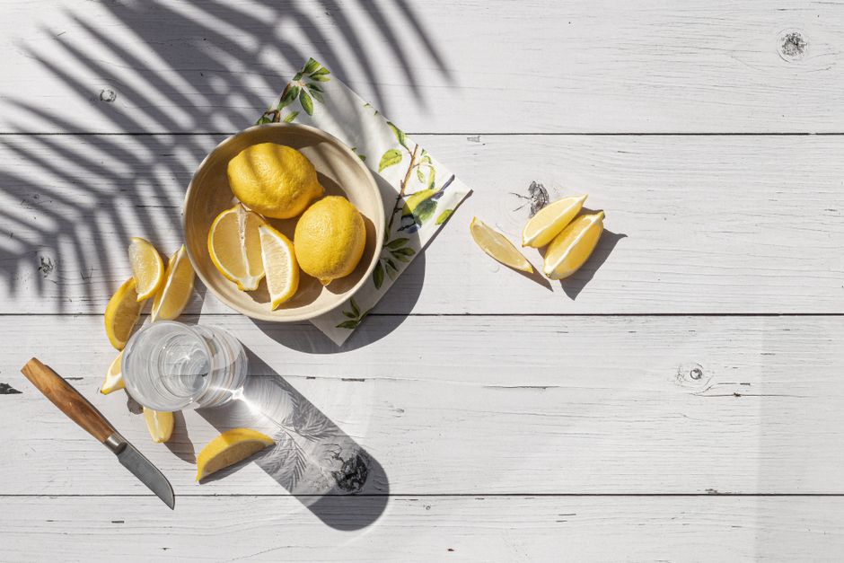 Limon Yemenin Zararı Var Mı? Aşırı Tüketimin Yan Etkileri ve Dikkat Edilmesi Gerekenler Limon Yemenin Zararı Var Mı? Aşırı Tüketimin Yan Etkileri ve Dikkat Edilmesi Gerekenler